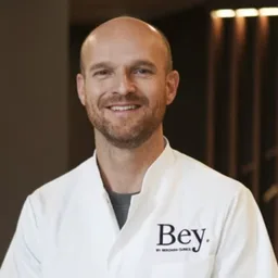 Portretfoto van Dr. Xander Jacobs, plastisch chirurg bij Bey Clinics