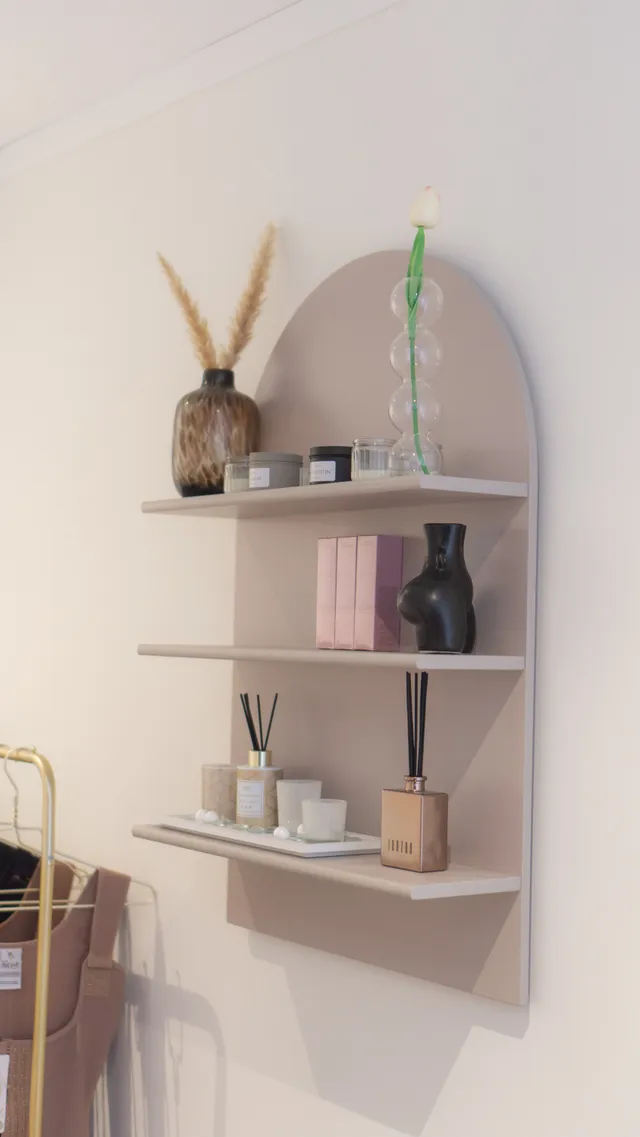 Detail van een plank met verzorgingsproducten in de salon