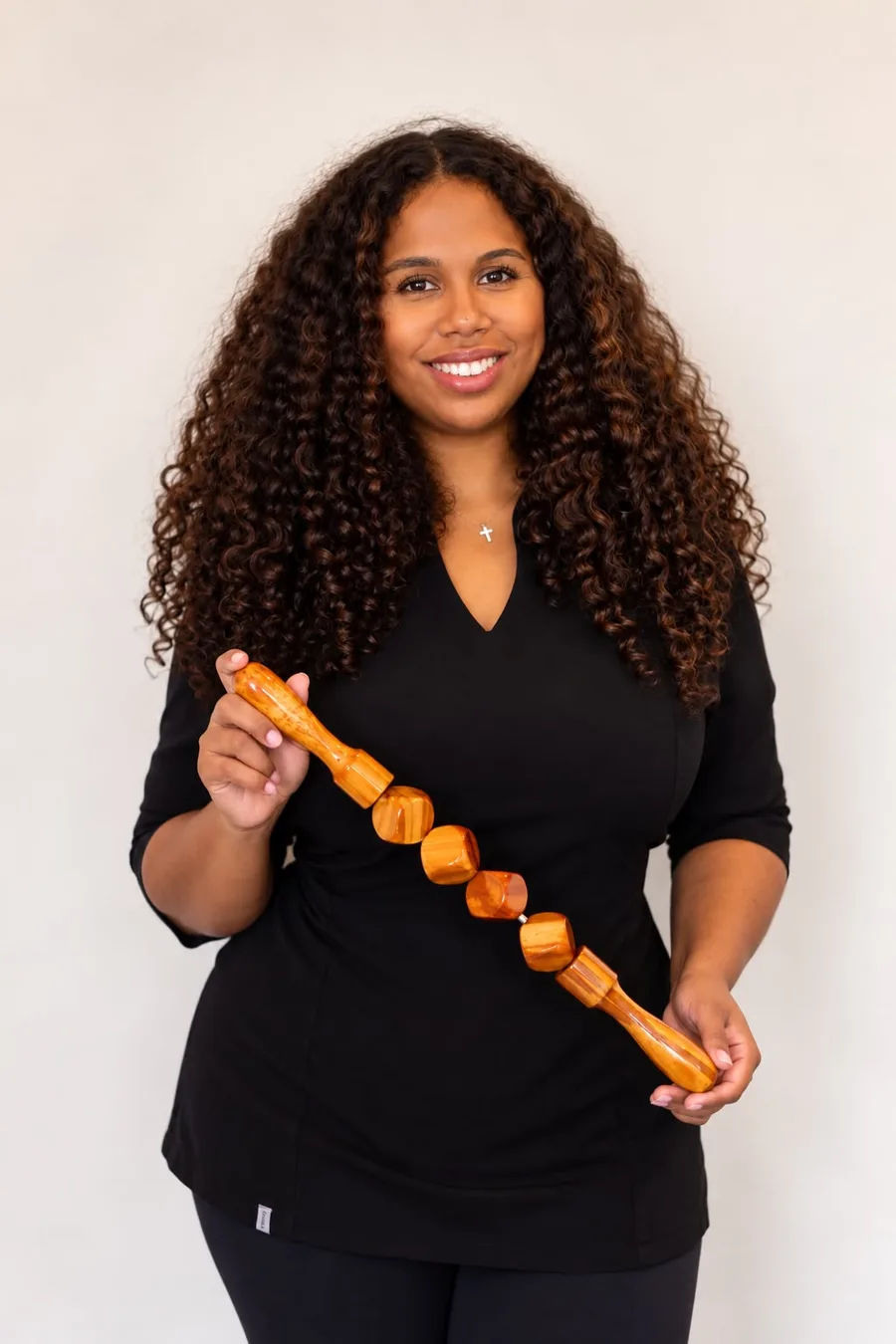 Rebecca van Body Contour Clinic met een houten maderotherapie-roller