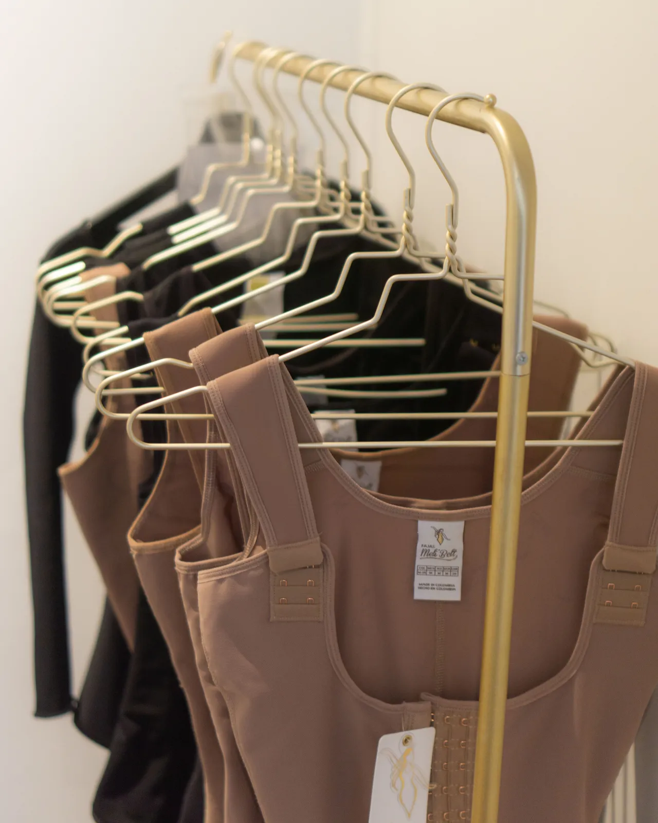 Shapewear aan gouden hangers aan het rek in de salon van Body Contour Clinic