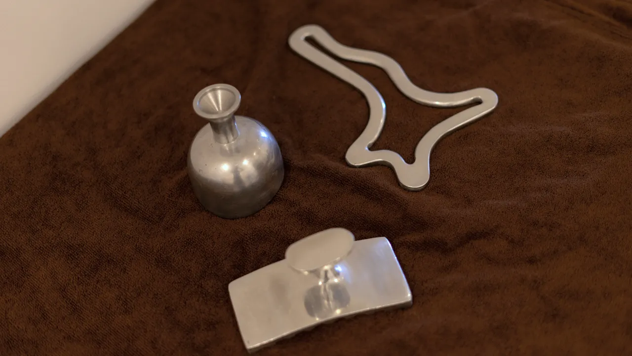 Metalen cupping- en contour-instrumenten van de salon, uitgestald op een handdoek