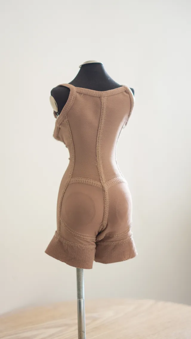 Shapewear op een paspop, gezien van achteren