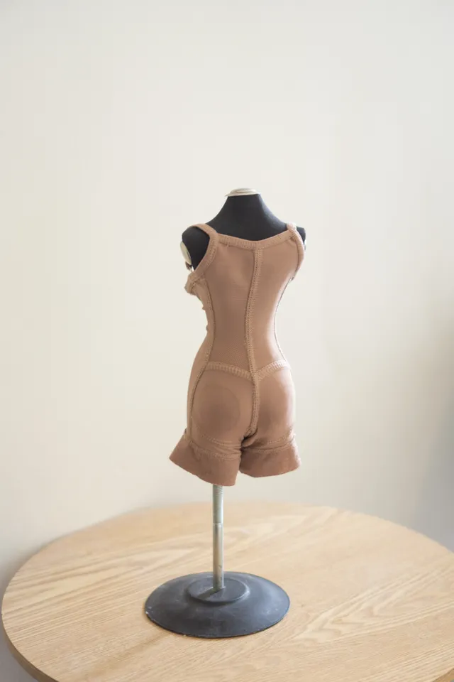 Shapewear op een paspop, gezien van voren
