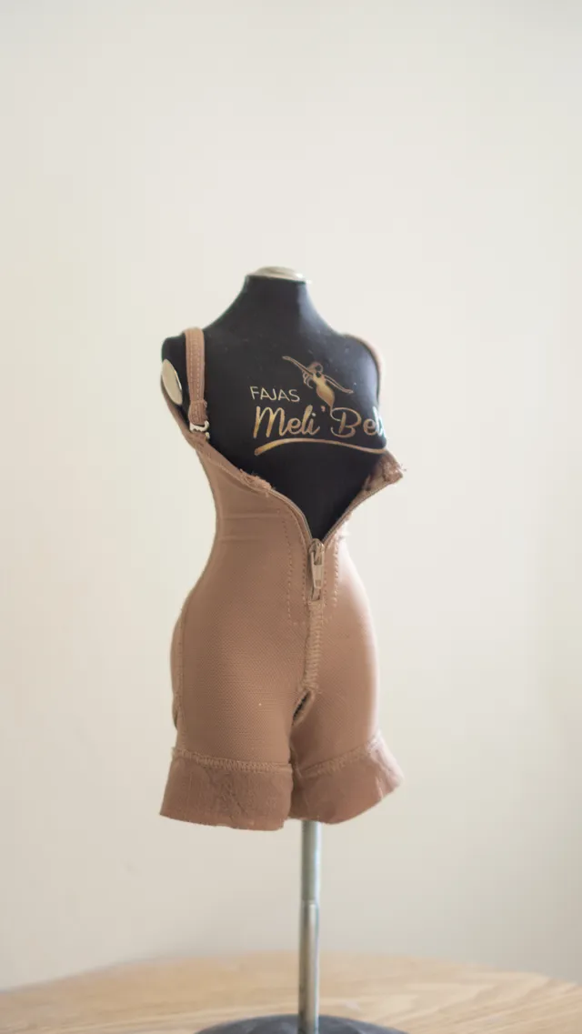 Shapewear op een paspop, gezien vanaf de zijkant